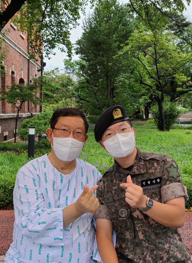 간 이식 수술을 앞두고 아버지와 사진을 찍고 있는 청포여단 김기림 일병.
 사진 제공=김주영 소위