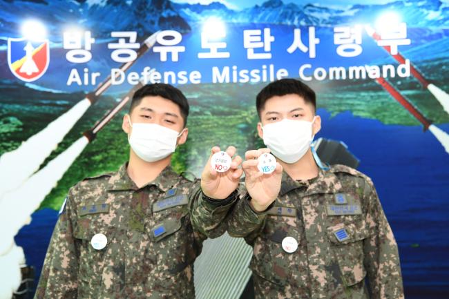 공군방공유도탄사 장병들이 사고 예방 배지를 들어 보이며 조직문화 개선 의지를 되새기고 있다.  부대 제공