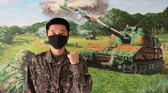 강원도 홍천 버스터미널에서 일어난 화재 초기 진화에 기여한 육군20기갑여단 박상욱 상병.   부대 제공