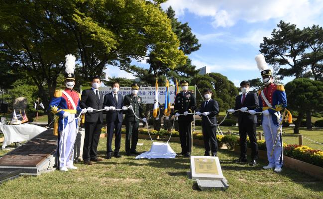 지난 24일 서울 노원구 공릉동 육군사관학교 웨스트포인트 기념공원에서 ‘1947년 미 육군사관학교 졸업생 6·25전쟁 전사자 추모비’ 제막식이 열렸다. 김정수(왼쪽 넷째) 육사 교장과 패트릭 매트록(오른쪽 넷째) 한미연합군사령부 작전참모부장 등 행사 참석자들이 추모비를 제막한 뒤 기념사진을 찍고 있다.  조용학 기자