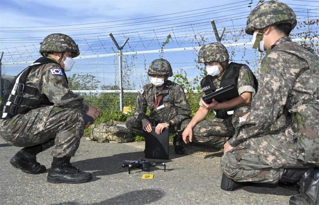 공군20전투비행단 정보분석조 장병들이 지난 23일 군·경 합동 대테러훈련에서 육군32보병사단, 보령경찰서 요원과 함께 무인비행체를 조사하고 있다.  사진 제공=김무영 상병