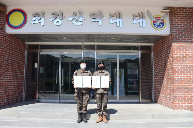 육군15보병사단 독수리여단 김서영 중사(진·왼쪽)와 권수진 하사가 모발 기부증서를 들고 기념사진을 촬영하고 있다.   