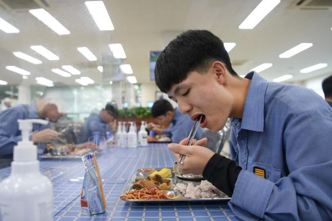 함정 승조원이 해상 식당 ‘카페테리아’에서 제공한 특식 중 한식 메뉴를 먹고 있다.