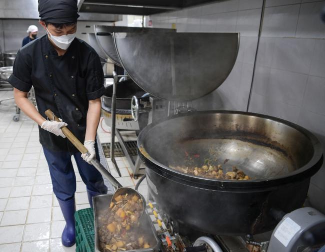 해상 식당 ‘카페테리아’ 조리실에서 조리요원들이 완성된 전복 갈비찜 배식을 준비하고(왼쪽), 중식 메뉴로 제공할 짜장면의 면을 삶고 있다.