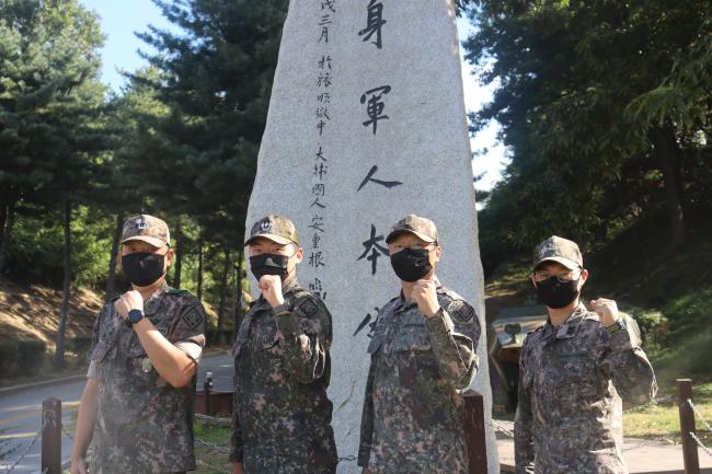 국민 생명을 구하기 위해 교통사고 현장에 뛰어든 육군5기갑여단 북진대대 권오현 중령, 김초록 대위, 김정배·허나권 상사(왼쪽부터).  부대 제공