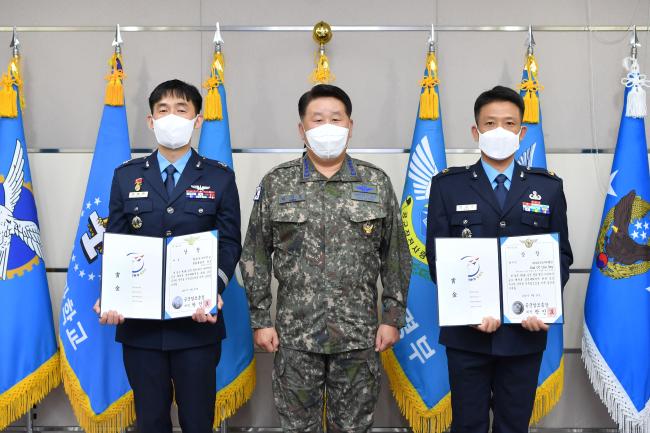 27일 열린 ‘2021 공군 창의·혁신 아이디어 공모 해커톤’ 시상식에서 박인호(가운데) 공군참모총장과 대상 ‘ROKAF AI’팀 김용환(왼쪽) 중령(진), 최우수상 ‘End Of the Day’팀 반성수 준위가 기념사진을 찍고 있다.  공군 제공