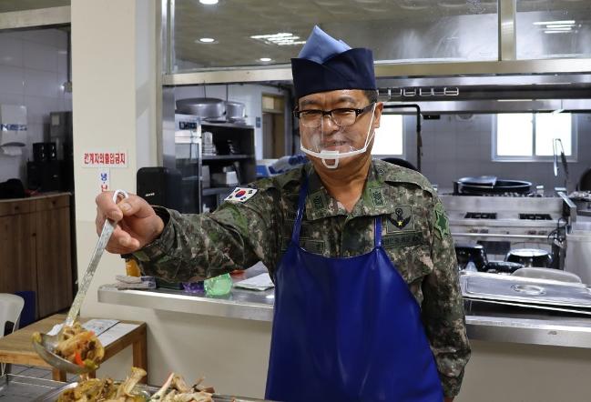 직업보도반 교육을 미루고 끝까지 임무 수행에 나선 육군6보병사단 육탄독수리부대 한보영 원사가 장병들에게 배식을 하고 있다.  부대 제공