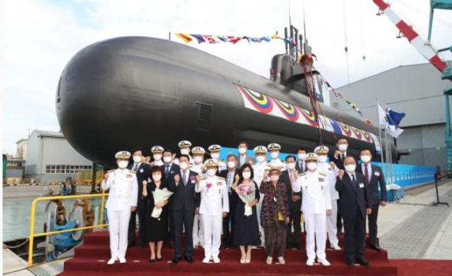 28일 울산 현대중공업에서 열린 3000톤급 잠수함 3번함 신채호함의 진수식에 참석한 부석종(앞줄 왼쪽 넷째) 해군참모총장 내외와 신채호 선생의 며느리 이덕남(앞줄 오른쪽 셋째) 여사 등 주요 참석자들이 잠수함을 배경으로 기념 촬영하고 있다.  조종원 기자