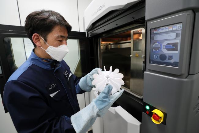 우리 군은 첨단기술을 활용한 ‘초일류 운영체계를 갖춘 자랑스러운 국방’ 구현에 주력하고 있다. 사진은 해군정비창 차광호 군무주무관이 3D 프린터로 제작된 부품을 살펴보는 모습.  한재호 기자