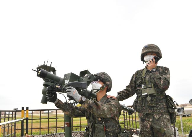 공군38전투비행전대 휴대용유도탄소대 장병들이 신궁 주진지 전개 훈련에서 모의 교전을 하고 있다.  사진 제공=이동영 하사