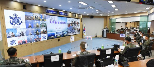 29일 해군본부에서 열린 4분기 지휘관 협업회의에서 부석종 참모총장을 비롯한 참석자들이 화상을 통해 회의를 진행하고 있다.  해군 제공