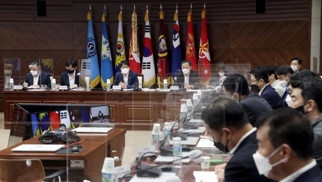 박재민(왼쪽 둘째) 국방부 차관이 29일 서울 용산구 국방부 대회의실에서 열린 ‘국방 AI·무인체계 발전협의회’에서 모두발언을 하고 있다. 이경원 기자