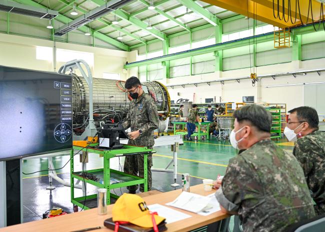 공군16전투비행단 정비사가 비디오스코프 활용 능력 경연대회에서 실기 평가를 하고 있다.  부대 제공