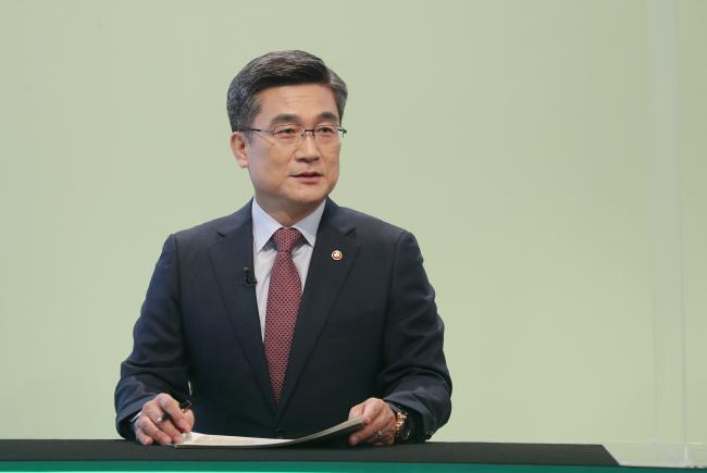 서욱 국방부 장관이 제73주년 국군의 날을 맞아 지난 17일 녹화한 국방TV 국방포커스에서 미래 국방 청사진이 담긴 ‘국방 비전 2050’과 ‘미래 국방혁신 구상’을 설명하고 있다.