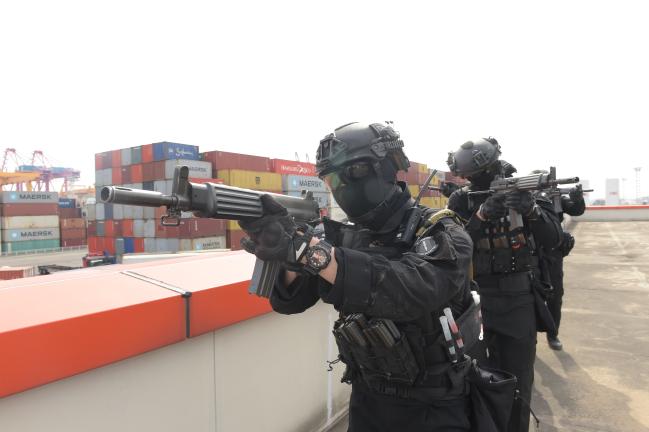 해군진해기지사령부 대테러 초동조치팀이 부산 신항에서 전개된 민·관·군 합동 방호훈련에서 가상의 테러 현장을 수색하고 있다.