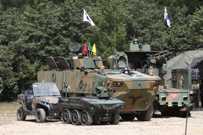 ‘아미타이거 4.0’은  변화하는 미래 전장에 대비하기 위해 육군이 내세우고 있는 유·무인 복합전투체계다. 인공지능, 드론봇 등 첨단 과학기술을 접목한 것이 특징이다.  지난 16일 육군과학화전투훈련단에서 열린 전투실험에서 공개된 K877 차륜형 지휘소 차량, 소형 전술차량, 다목적 무인차량, 산악형 오토바이 등 아미타이거 4.0 무기체계다. 이들  장비는 육군이 전력화했거나 도입할 예정이다.