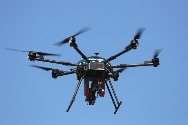 지난 16일 육군과학화전투훈련단에서 열린 전투실험에서 공개된 소총사격 드론으로, 기존에 전투원들이 하던 임무를 상당 부분 대체할 것으로 전망된다.
