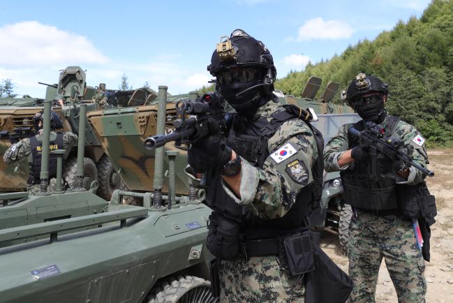 지난 16일 강원도 인제군 육군과학화전투훈련단에서 열린 전투실험에서 워리어 플랫폼을 장착한 전투원들이 경계를 하고 있다.
