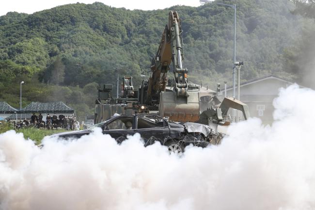  16일 강원도 인제군 육군과학화전투훈련단에서 열린 전투실험에서 장애물 개척전차가 철조망과 장애물을 제거하며 기동로를 개척하고 있다.
