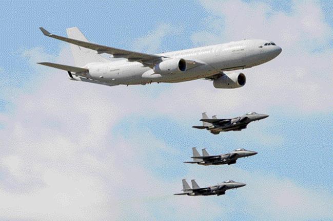 공군 다목적 공중급유수송기와 F-15K 전투기. 조종원 기자