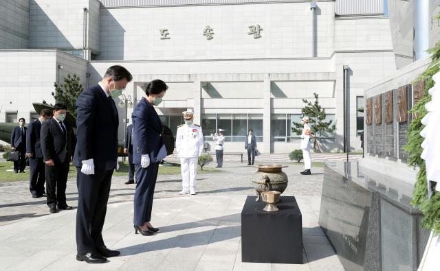 문재인 대통령과 김정숙 여사가 국군의 날인 1일 오전 경북 포항 해병대1사단 부대 내 마린온(MUH-1) 순직자 위령탑에 묵념하고 있다. 이경원 기자