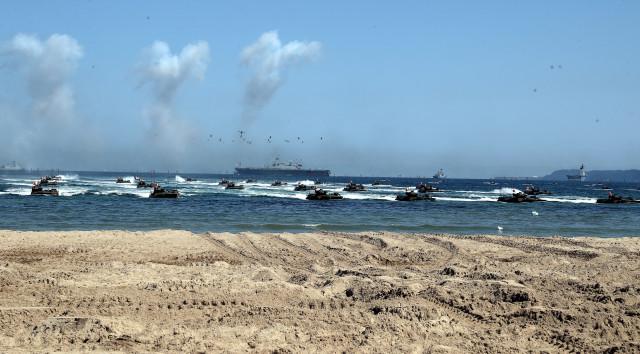 제73주년 국군의날에서 상륙시범에 참여, 해안으로 돌격하고 있는 해병대 상륙돌격장갑차(KAAV). 이경원 기자