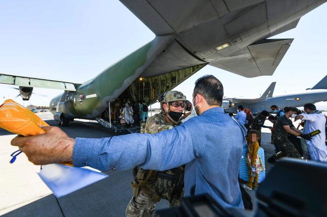 공군5공중기동비행단 장병들이 지난 8월 아프가니스탄 카불 공항에서 미라클 작전을 수행하며 수송기에 오르기 위한 탑승자들을 검색하고 있다.  공군 제공