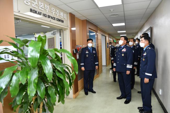 박인호(앞줄 오른쪽 둘째) 공군참모총장이 지난달 30일 계룡대에서 ‘공군본부 우주센터’ 현판식을 주관한 뒤 주요 직위자들과 센터 내부를 둘러보고 있다. 공군 제공