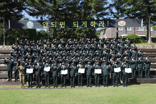 지난달 30일 육군특수전학교에서 열린 특전부사관 52기 3차 임관식에서 소영민(앞줄 가운데) 특수전사령관과 신임 특전부사관들이 파이팅을 외치고 있다.  부대 제공