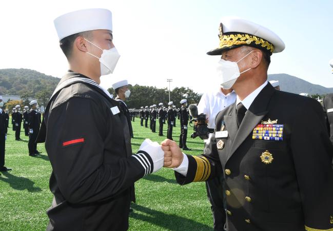지난 1일 해군교육사령부 연병장에서 열린 677기 해군병 수료식에서 강동훈(오른쪽) 해군교육사령관이 수료를 축하하며 격려하고 있다.  사진 제공=강승연 하사