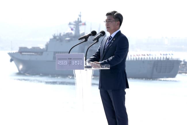 서욱 국방부 장관이 지난 1일 거행된 제73주년 국군의 날 기념식에서 환영사를 하고 있다. 서 장관은 미래 국방혁신과 국방 비전 2050을 기반으로 미래를 주도하는 강군 건설 의지를 밝혔다.  조종원 기자