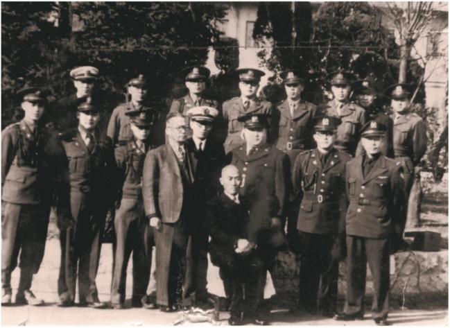 1948년 정부 수립 후 이범석 초대 국방부 장관(앞줄 중앙) 옆에서 당시 군 수뇌부와 함께 기념사진을 찍은 최용덕 차관.