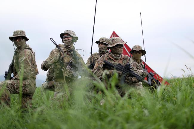 항공기유도훈련에 나선 공정통제사들.
