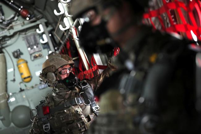 고공강하훈련을 앞둔 공정통제사가 C-130 수송기에 탑승해 있다.