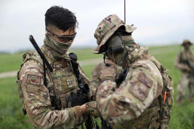 공정통제사들이 훈련에 앞서 군장을 점검하고 있다. 