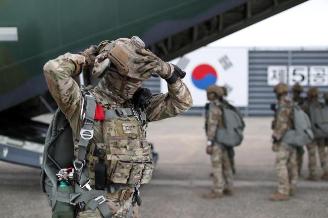 공정통제사들이 훈련에 앞서 군장을 점검하고 있다. 