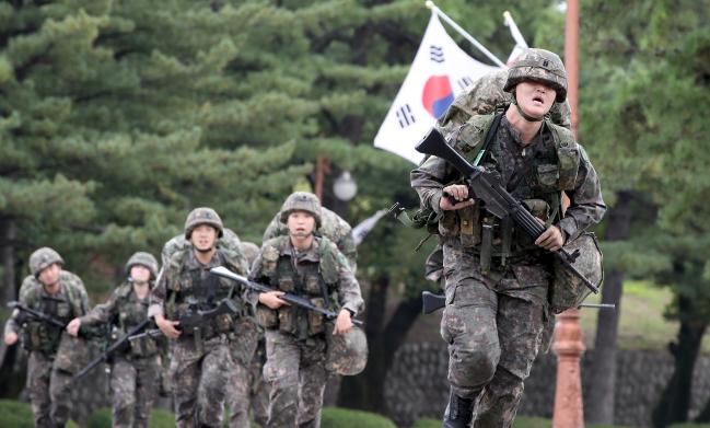 생도들이 2㎞ 완전군장 뜀걸음을 하고 있다. 출전 생도들은 마스크를 쓰고 있다가 기록 측정 시 통제관 허락 아래 마스크를 벗었다.