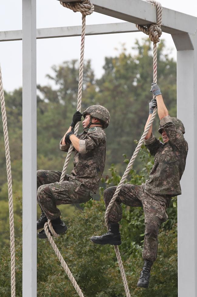 생도들이 장애물 지대 통과 종목에서 외줄 오르기를 하고 있다.