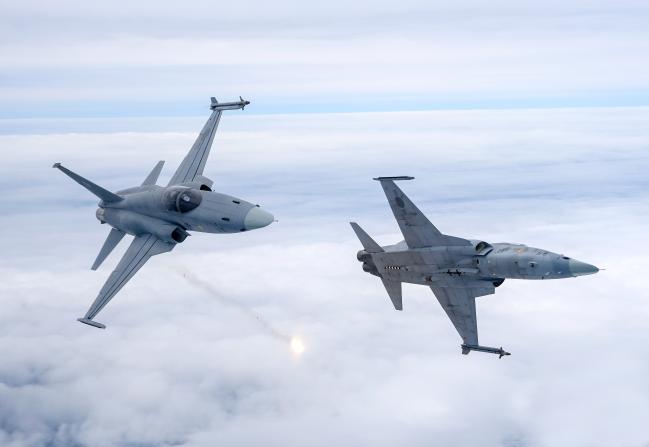 공중 임무를 수행 중인 공군10전투비행단의 F-5 전투기. 10전비는 공군 최전방 부대로서 수도권·서북부 영공을 책임지고 있다.  부대 제공