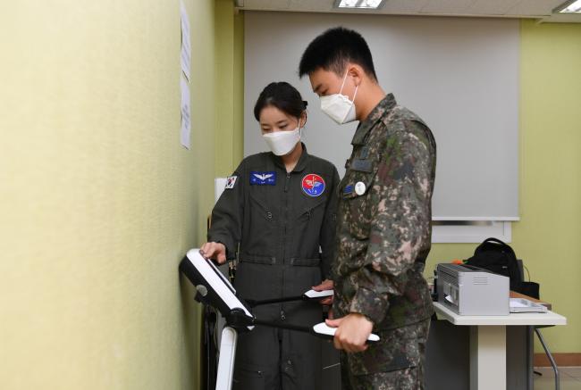공군15특수임무비행단이 매주 진행하는 체성분 측정의 날을 맞아 한 장병이 체성분을 측정하고 있다.
  사진 제공=김샛별 중사