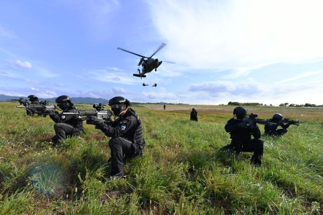 헬기레펠훈련에 참가한 공군작전사령부 예하 부대 특수임무 요원들이 헬기에서 하강한 뒤 경계 자세를 취하고 있다.  사진 제공=김진호 준위