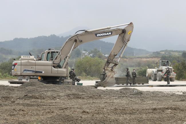 공군 피해복구 전술평가대회가 진행 중인 7일 공군사관학교 공병대대 장병들이 활주로 피해복구 종목에 참가해 폭파구 다짐·평탄화 작업을 하고 있다. 