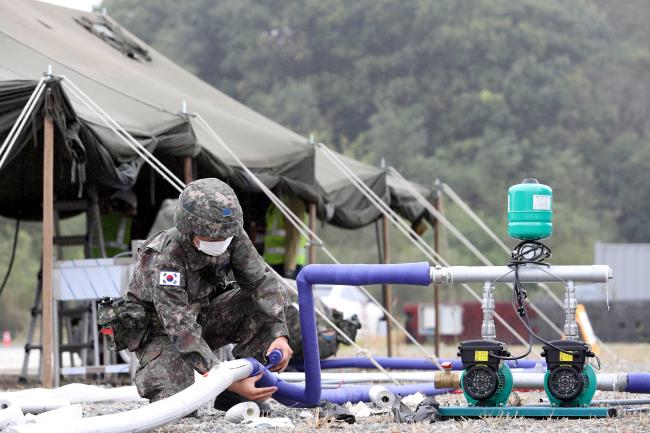 공군15특수임무비행단 공병대대 장병들이 비상급수 종목 평가를 하고 있다. 평가는 제한 시간 내에 얼마나 정확·정교하게 복구했는지를 확인한다.