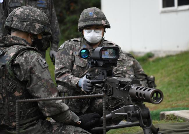 공군3방공유도탄여단 장병들이 지난 8일 공용화기 사격훈련에서 K6 중기관총 실사격을 준비하고 있다.  사진 제공=서동일 하사
