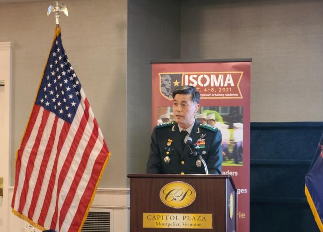 김정수(중장) 육군사관학교장이 지난 8일 미국 노리치대에서 열린 제7회 사관학교 심포지엄(ISOMA)에 참석해 폐회사를 하고 있다. 부대 제공