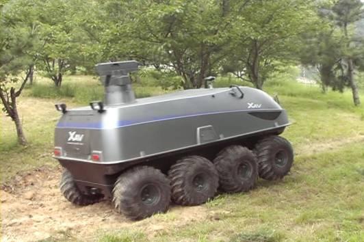 2006년 국방로봇 기술시범·워크숍에서 야지 자율주행을 시연하고 있는 XAV 3호기. 국방일보DB