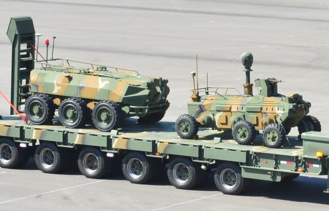 견마형 로봇 연구의 결과는 2013년 국군의날 행사에서 국방무인로봇이라는 이름으로 공개됐다. A형이 수송트레일러 앞부분에 위치해 있다. 국방일보DB