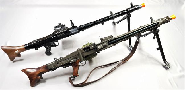 완성한 MG34(위)와 MG42. 닮은 듯 다른 두 모델의 차이가 보인다.  필자 제공