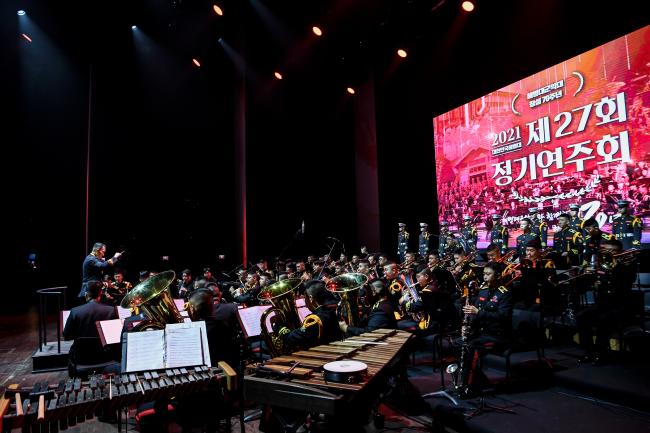 11일 경기도 수원 경기아트센터에서 열린 해병대 군악대 창설 70주년 군악 연주회에서 공연이 진행되고 있다.  사진 제공=노인우 상사