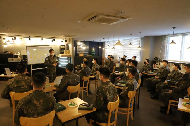 최근 간부들에게 보낸 편지로 구성된 전자책 『소통·공감』을 발간한 문석호(준장) 육군66보병사단장이 장병들과 소통을 위한 간담회를 하고 있다.  부대 제공